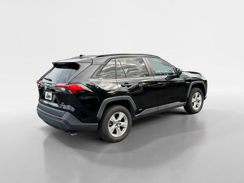 Used 2021 Toyota RAV4 LE AWD/4WD image 4