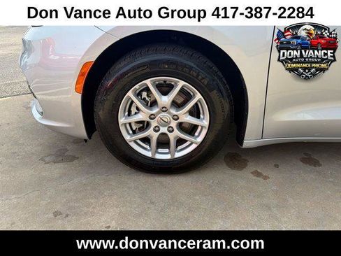 Certified 2024 Chrysler Pacifica Touring-L image 24