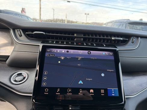 Used 2025 Jeep Grand Cherokee Limited w/ Black Appearance Package image 22