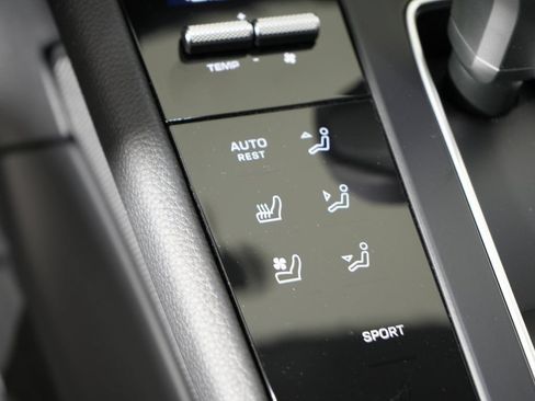 Used 2026 Porsche Macan AWD/4WD image 29