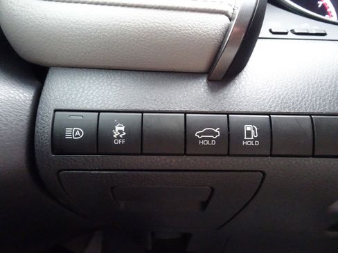 Used 2020 Toyota Camry SE image 24