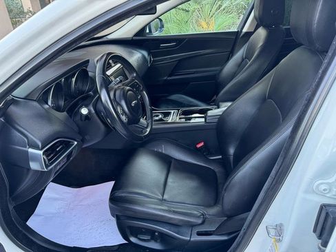 Used 2017 Jaguar XE image 9