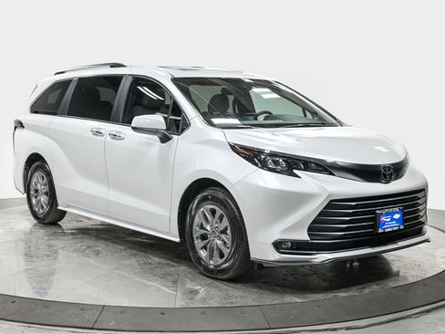 Used 2026 Toyota Sienna XLE image 9