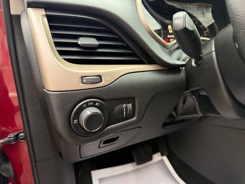 Used 2017 Jeep Cherokee Sport image 21