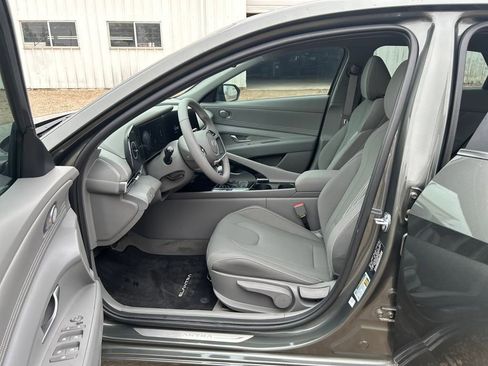 Used 2025 Hyundai Elantra SEL image 19