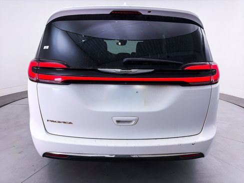 Used 2022 Chrysler Pacifica Touring-L FWD image 13