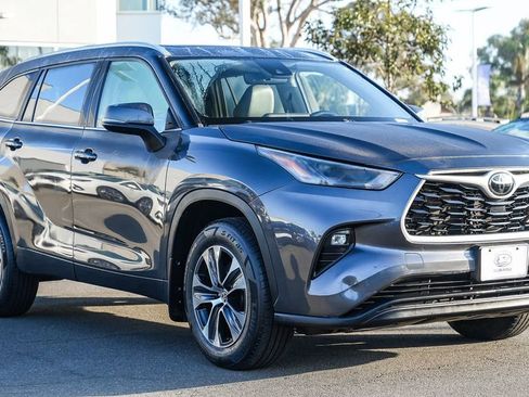 Used 2022 Toyota Highlander XLE image 3