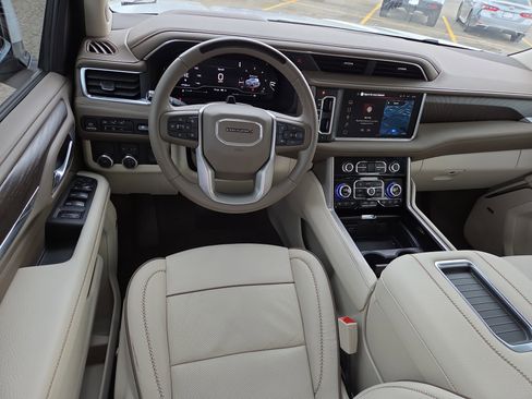 Used 2024 GMC Yukon Denali w/ Advanced Technology Package image 8