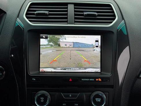 Used 2016 Ford Explorer XLT w/ Equipment Group 202A FWD image 4