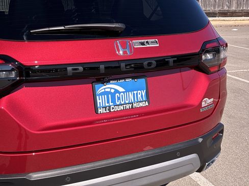 Certified 2025 Honda Pilot Touring image 13