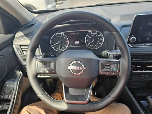 Used 2025 Nissan Rogue SV image 18