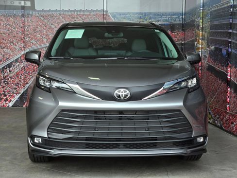 Certified 2026 Toyota Sienna XLE FWD image 3