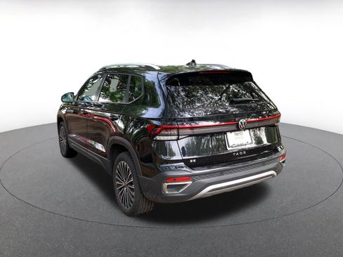 Used 2025 Volkswagen Taos SE image 5