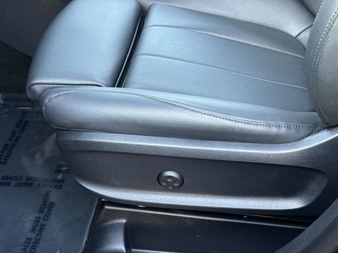 Used 2023 Mercedes-Benz GLB 250 4MATIC w/ Premium Package image 14