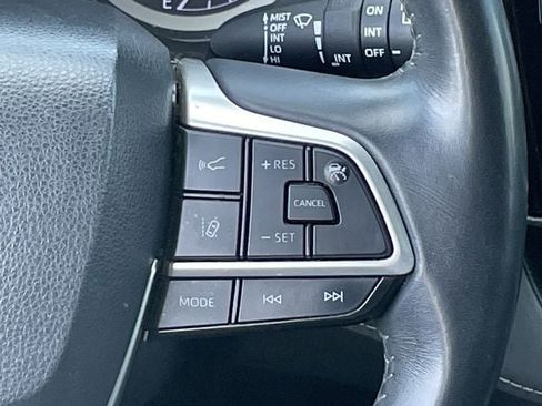 Used 2022 Toyota Highlander XSE FWD image 14