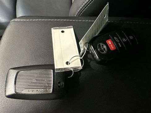 Used 2023 Toyota Venza XLE image 36