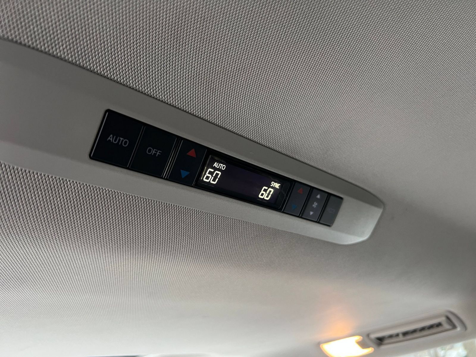 Used 2025 Toyota Sienna XLE FWD image 26
