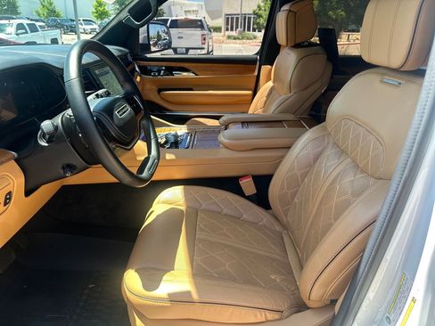 Used 2022 Jeep Grand Wagoneer Series III w/ Rear Seat Video Group 1 AWD/4WD image 18