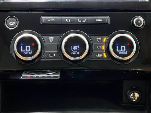 Used 2017 Land Rover Discovery HSE AWD/4WD image 28
