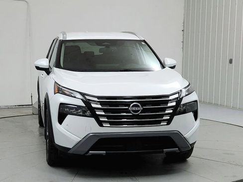 Used 2025 Nissan Rogue SL AWD/4WD image 2