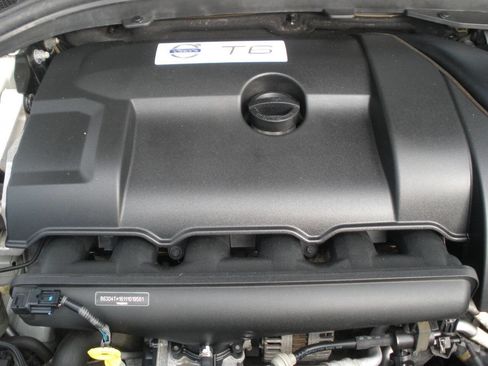 Used 2011 Volvo XC60 T6 R-Design w/ Convenience Pkg AWD/4WD image 13