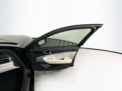 Used 2024 Genesis G70 2.5T RWD image 31