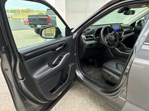 Used 2023 Toyota Highlander XLE AWD/4WD image 12