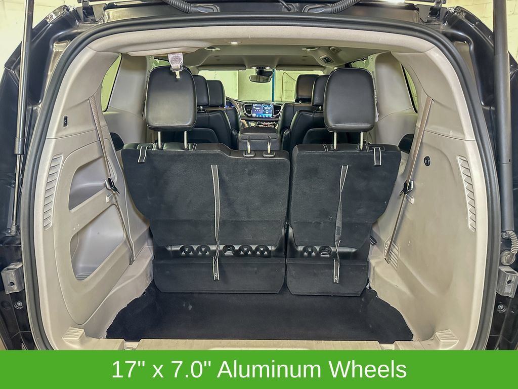 Used 2024 Chrysler Pacifica Touring-L FWD image 16