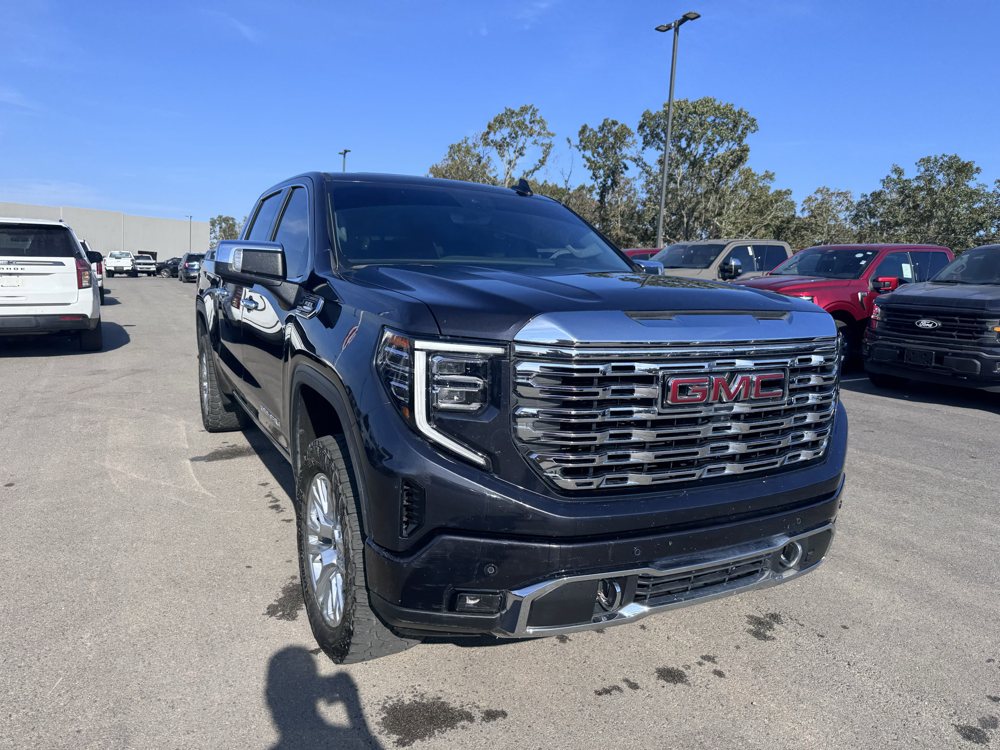 Used 2025 GMC Sierra 1500 Denali w/ Technology Package AWD/4WD image 3