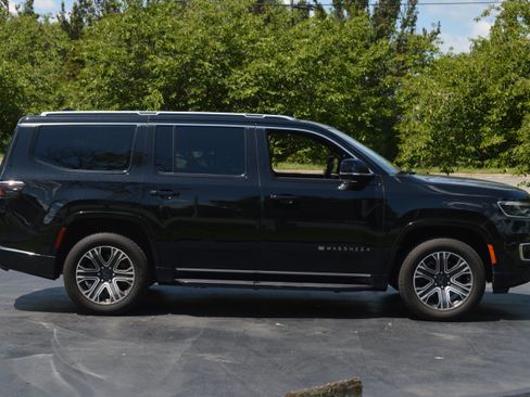 Used 2025 Jeep Wagoneer 4WD w/ Convenience Group I image 12