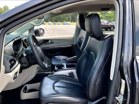 Used 2023 Chrysler Pacifica Touring-L FWD image 21