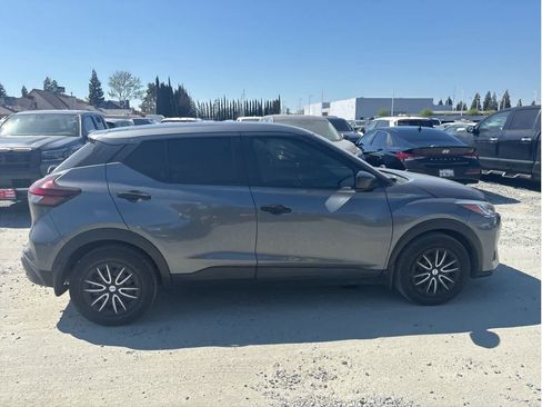 Used 2021 Nissan Kicks S image 9