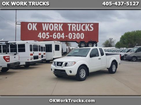 Used 2016 Nissan Frontier SV image 1