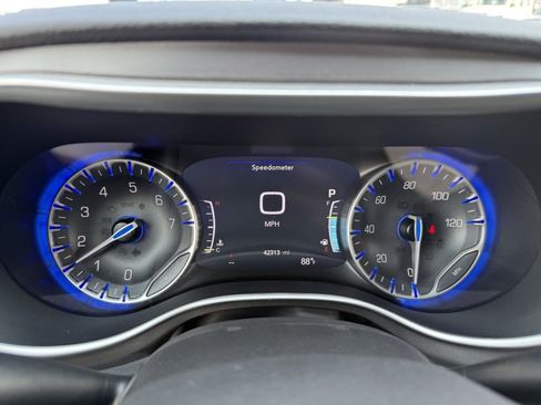 Used 2023 Chrysler Pacifica Touring-L FWD image 24