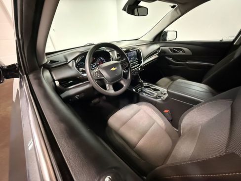 Used 2020 Chevrolet Traverse LS image 2