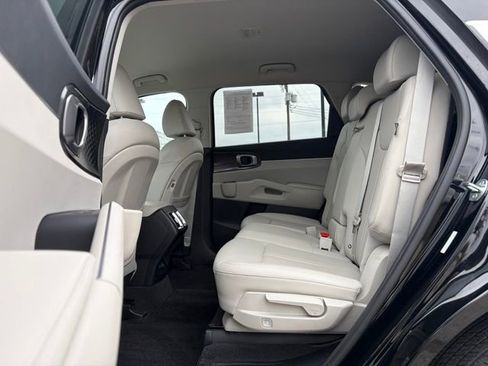 Used 2025 Kia Sorento S image 4