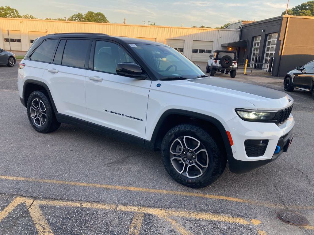 New 2024 Jeep Grand Cherokee Trailhawk w/ Advanced Protech Group II AWD/4WD image 8