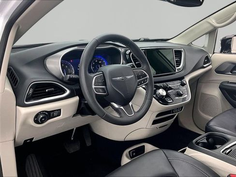 Used 2024 Chrysler Pacifica Touring-L FWD image 14