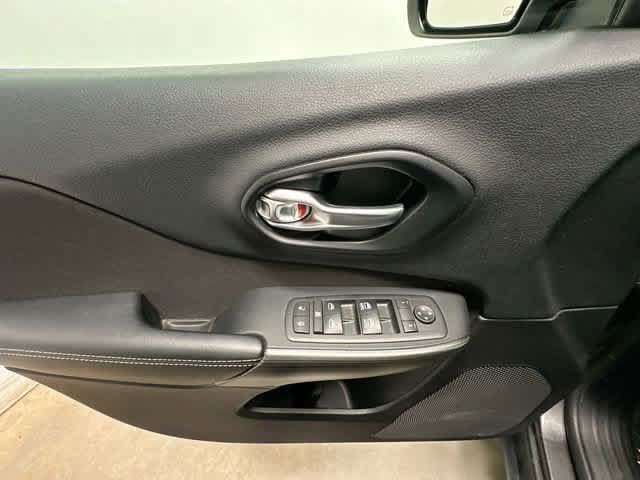 Used 2016 Jeep Cherokee Latitude w/ Cold Weather Group AWD/4WD image 16