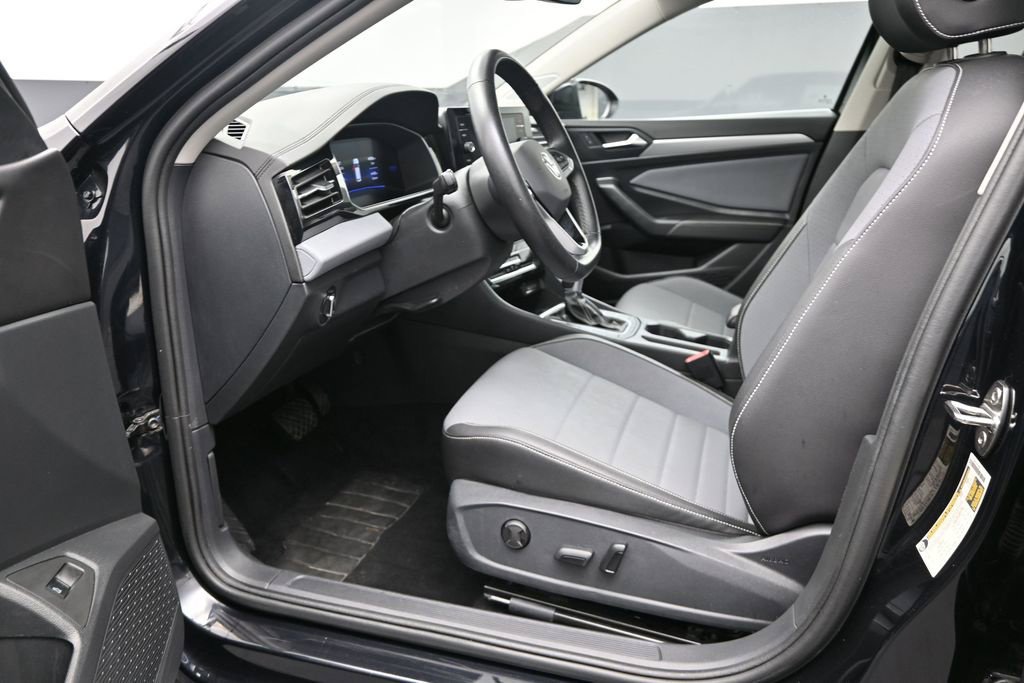 Used 2025 Volkswagen Jetta SE FWD image 19