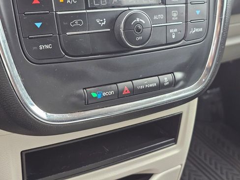 Used 2016 Chrysler Town & Country Touring image 37