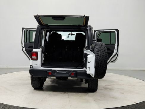 Used 2018 Jeep Wrangler Unlimited Sahara image 13