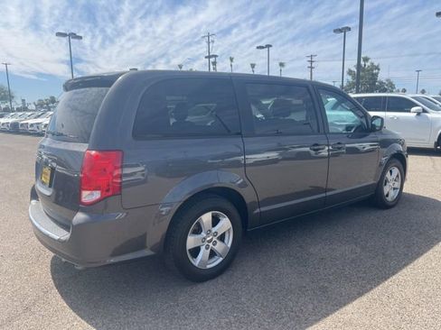 Used 2018 Dodge Grand Caravan SE w/ UConnect Hands-Free Group FWD image 4