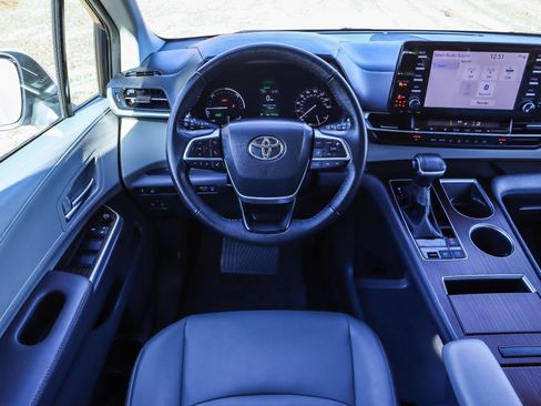 Used 2023 Toyota Sienna XLE image 23