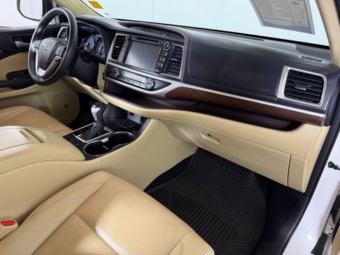 Used 2015 Toyota Highlander Limited w/ Driver Technology Package image 24
