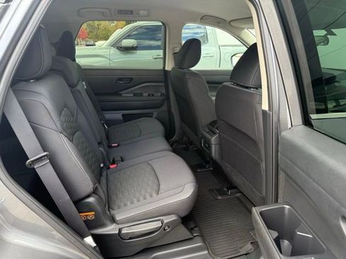 Used 2025 Nissan Pathfinder S image 28