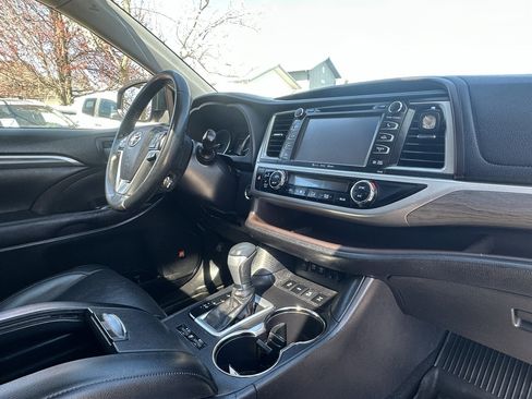 Used 2017 Toyota Highlander Limited image 9