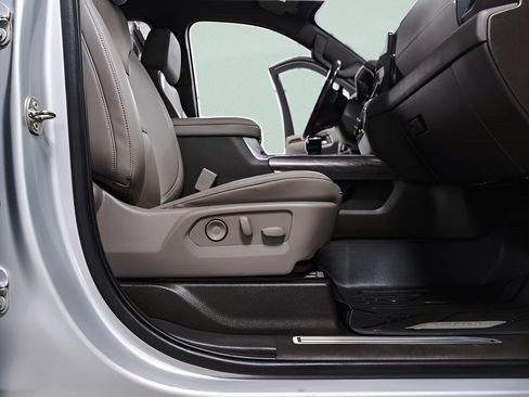 Used 2022 Chevrolet Silverado 1500 LTZ w/ LTZ Convenience Package II AWD/4WD image 36