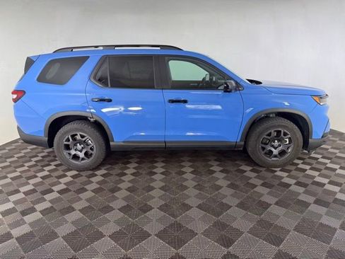 Certified 2025 Honda Pilot TrailSport image 3
