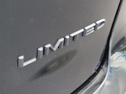 Used 2025 Chrysler Pacifica Limited FWD image 32